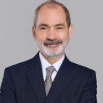 قائد الجيش يكرّم المديرَ العام لـ “فرنسَبنك”