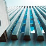 محافظ بنك إيران المركزي يفقد منصبه