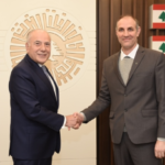 بوشكيان يكرم صناعيين وتقنيين قدامى