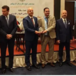 فلسطين: د.غنام تسلم كراسي كهربائية لأشخاص من ذوي الهمم بدعم من المشرق للتأمين