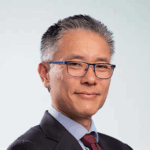 رئيسة وزراء ألبرتا تُلوّح بالانفصال عن كندا بسبب قيود الطاقةقالت رئيسة وزراء مقاطعة ألبرتا الكندية، دانييل سميث، إنها ستُشكّل مجموعة للتفاوض مع الحكومة الفيدرالية بهدف إلغاء القوانين التي تُقيّد إنتاج الطاقة، مضيفة أن إجراء استفتاء على انفصال المقاطعة عن كندا قد يُطرح على الناخبين في أقرب وقت ممكن خلال العام المقبل. وأوضحت سميث، يوم الإثنين، أن ألبرتا ستسعى للتوصل إلى اتفاق يضمن وجود ممرات لنقل الطاقة إلى سواحل المحيط الأطلسي والهادئ والمحيط المتجمد الشمالي، بما يُتيح لموارد المقاطعة الوصول إلى الأسواق العالمية. كما تريد إدارتها من الحكومة الوطنية، برئاسة رئيس الوزراء مارك كارني، إلغاء القوانين التي تنظم انبعاثات الكربون الصناعية، وتلك التي تُلزم كندا بالتحول إلى شبكة كهرباء خالية من الانبعاثات في المستقبل. وقالت سميث: “هذه القوانين تُدمر ثقة المستثمرين وتُكلّف كندا وألبرتا مئات المليارات من الاستثمارات سنوياً. يجب إلغاؤها”. الوصول إلى الأسواق الآسيوية تُضطر ألبرتا حالياً إلى تصدير الغالبية العظمى من نفطها إلى الولايات المتحدة، نظراً لوجود خط أنابيب رئيسي واحد فقط يصل إلى أحد الموانئ البحرية. إلا أن منتجي الغاز في غرب كندا على وشك الحصول على فرص أفضل للوصول إلى الأسواق الآسيوية، بفضل منشآت جديدة للغاز الطبيعي المُسال على ساحل كولومبيا البريطانية. وأعلنت سميث أن حكومتها ستُشكّل لجنة لدراسة الإجراءات التي يمكن أن تتخذها المقاطعة لحماية مصالحها من السياسات الفيدرالية التي تلحق الضرر بها، على أن تُعرض توصيات اللجنة على الناخبين في استفتاء إقليمي العام المقبل. وأكدت سميث أن حكومتها لن تطرح بنفسها سؤالاً مباشراً حول الانفصال عن كندا، لكنها أشارت إلى أن تشريعاً صاغته حكومتها – وإذا ما أُقرّ – سيمنح المواطنين الحق في الدعوة إلى استفتاء عام على الانفصال، شرط أن يوقّع على عريضة الطلب ما لا يقل عن 10% من الناخبين المؤهلين في المقاطعة. وتعكس الكلمة التي ألقتها سميث يوم الإثنين حجم الانقسامات داخل كندا بعد إعادة انتخاب حزب كارني الليبرالي الأسبوع الماضي، رغم أن غالبية سكان ألبرتا صوّتوا لصالح حزب المحافظين. فقدان الأمل لطالما خاضت ألبرتا نزاعات مع الحكومة الفيدرالية في أوتاوا حول السياسات المتعلقة بصناعة النفط، وتفاقم هذا التوتر خلال ولاية رئيس الوزراء السابق جاستن ترودو، الذي فرض قيوداً على تطوير خطوط الأنابيب، وفرض ضرائب على الكربون، ووضع سقوفاً لانبعاثات قطاع النفط والغاز. وبعد فوز كارني، فإن المحافظين في ألبرتا يشعرون مجدداً بتصاعد الإحباط. وقالت سميث: “هناك عدد متزايد من سكان ألبرتا فقدوا الأمل في أن تتمتع مقاطعتنا بمستقبل حر ومزدهر كجزء من كندا”. وجعلت سميث من أولوية حكومتها العمل على توسيع صلاحيات ألبرتا بعيداً عن سلطة أوتاوا. وكان أول تشريع قدمته حكومتها بعد تولي السلطة عام 2022 يهدف إلى منع الهيئات الإقليمية والمحلية من تنفيذ القوانين الفيدرالية التي تراها المقاطعة ضارة بمصالحها. كما درست سميث الانسحاب من خطة المعاشات الوطنية، وإنشاء شركة مرافق حكومية للالتفاف على قواعد الانبعاثات الفيدرالية، وتأسيس قوة شرطة إقليمية بديلة عن الشرطة الملكية الكندية. وكان حزب المحافظين الوطني، الذي حصل على دعم سميث، حقق فوزاً كاسحاً في ألبرتا، حيث حصد نحو 65% من الأصوات، و34 مقعداً من أصل 37 في المقاطعة خلال الانتخابات الأخيرة. قائمة مطالب وتحدثت سميث وكارني بعد توليه منصب رئيس الوزراء في مارس، وطرحت عليه قائمة من تسعة مطالب، أبرزها إلغاء سقف انبعاثات النفط والغاز، وإلغاء مشروع قانون قالت الصناعة إنه يُصعّب إنشاء خطوط أنابيب جديدة. وحذّرت سميث آنذاك من أن تجاهل هذه المطالب خلال الأشهر الستة الأولى من ولاية كارني قد يؤدي إلى “أزمة وحدة وطنية غير مسبوقة”. وتحدثت سميث مع كارني مجدداً الأسبوع الماضي بعد الانتخابات، ووصفت اللقاء بأنه إيجابي، مشيرة إلى أنهما توصلا إلى بعض نقاط الاتفاق. هذه ليست المرة الأولى التي يُطرح فيها موضوع انفصال ألبرتا عن كندا، إذ شهدت المقاطعة ظهور حركة انفصالية صغيرة وصاخبة بعد إعادة انتخاب ترودو عام 2019، لكنها سرعان ما تلاشت ولم يُجرَ أي استفتاء رسمي. يُذكر أن مقاطعة كيبيك سبق أن أجرت استفتاءين على الانفصال عن كندا، في عامي 1980 و1995، وصوّت الناخبون بالرفض في المرتين.