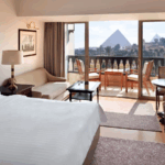 حاكم مصرف لبنان يزور مقر شركة الـ”MEA” ويشيد بجهودها الوطنية