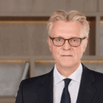 الذهب يتراجع على خلفية ارتفاع الدولار وتنامي آمال الاتفاق بين أميركا والصين